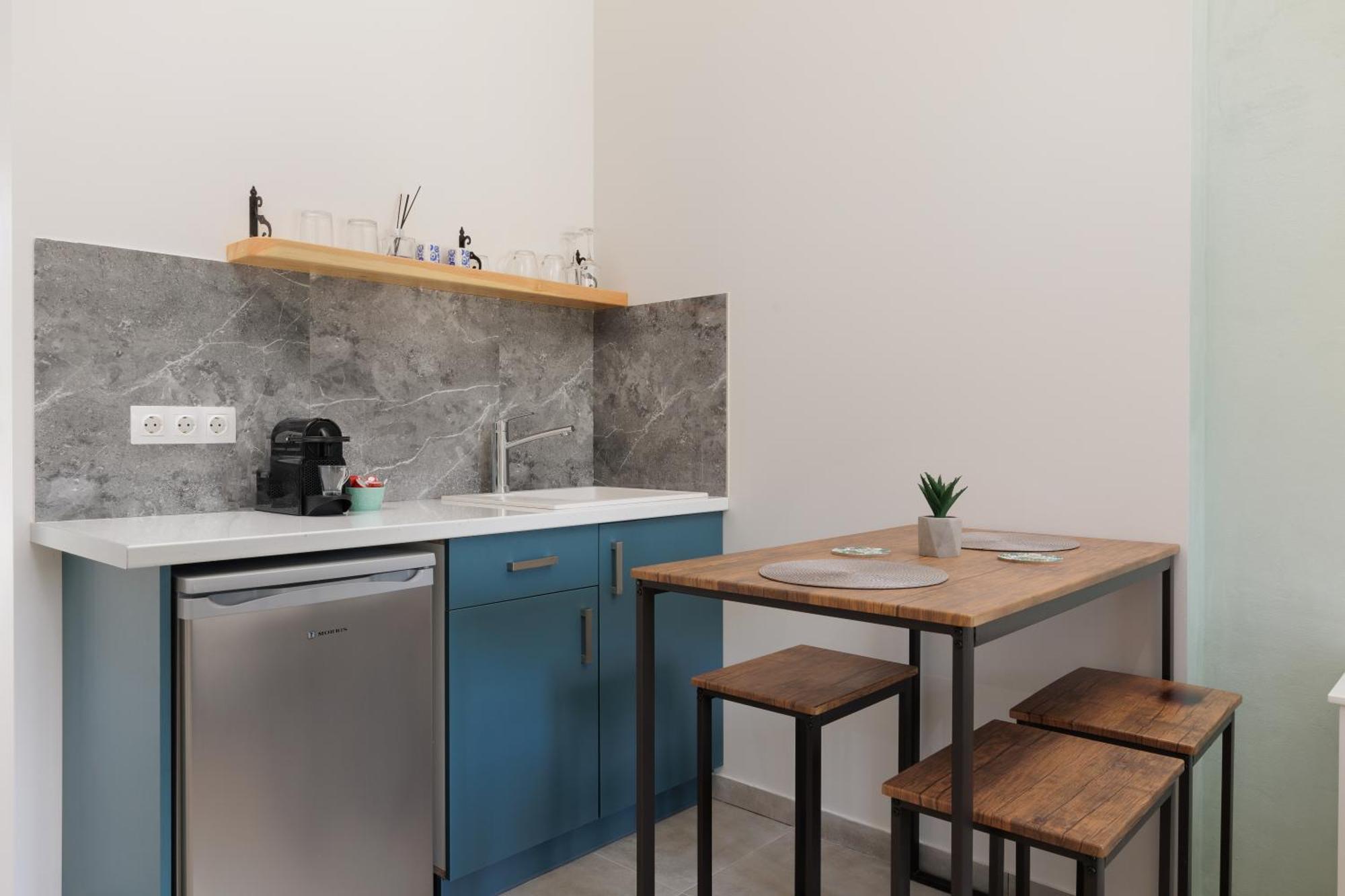 The Lake Apartments Комено Екстериор снимка