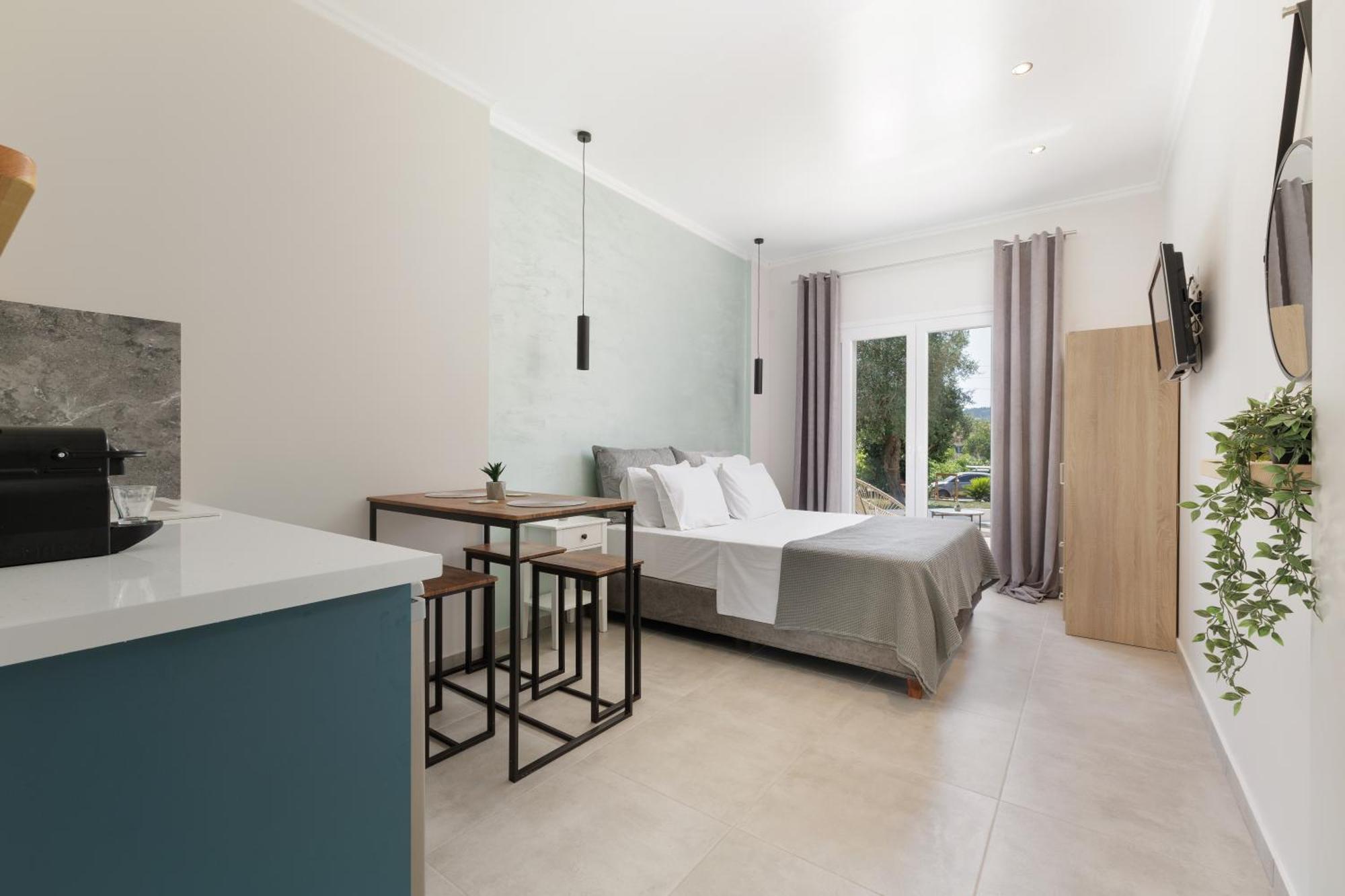 The Lake Apartments Комено Екстериор снимка