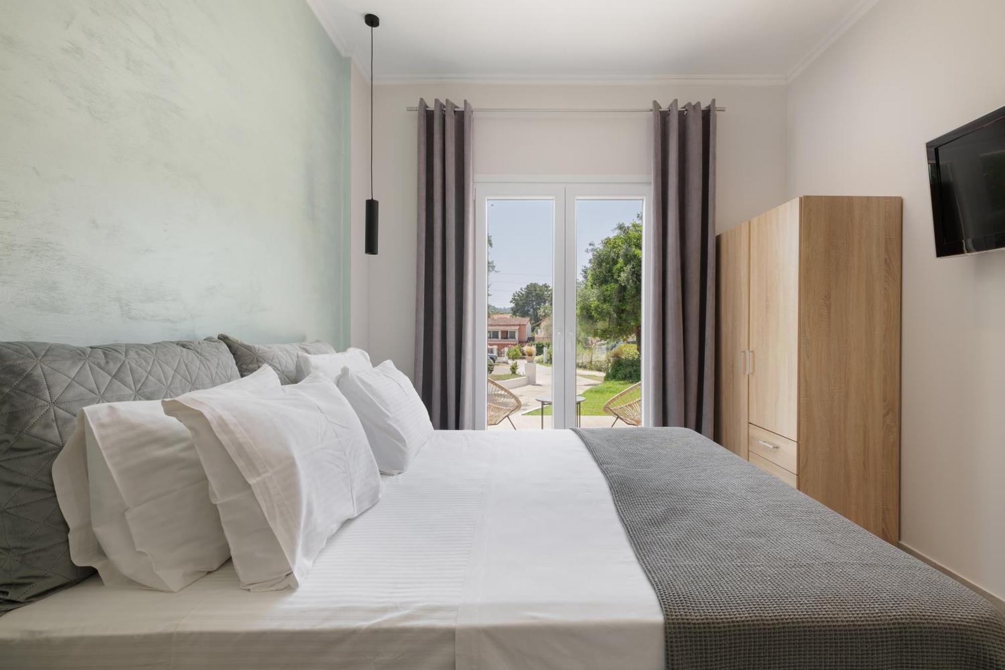 The Lake Apartments Комено Екстериор снимка