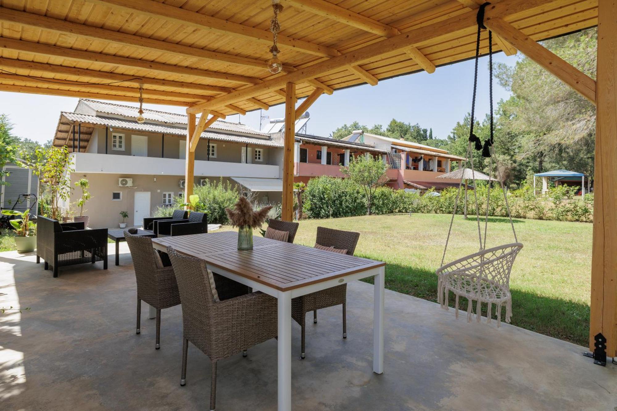 The Lake Apartments Комено Екстериор снимка